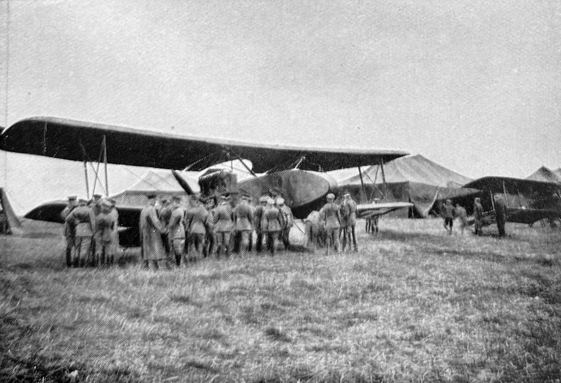 Albratros-Flugzeug auf dem Feldflugplatz